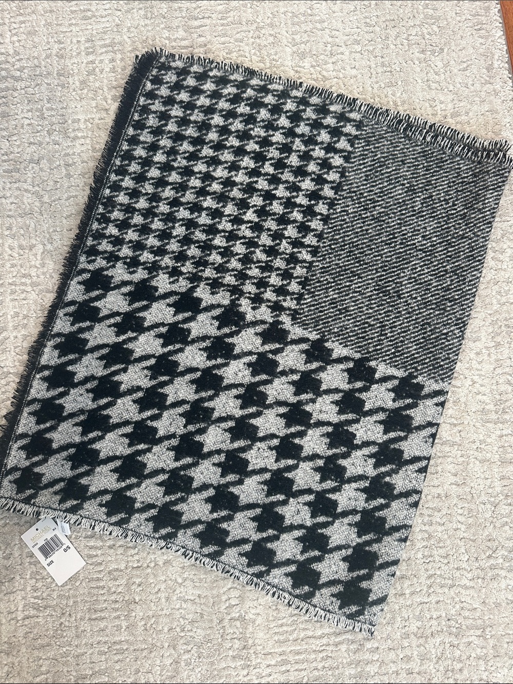 MICHAEL Michael Kors Black and Gray Houndstooth Knit Wrap